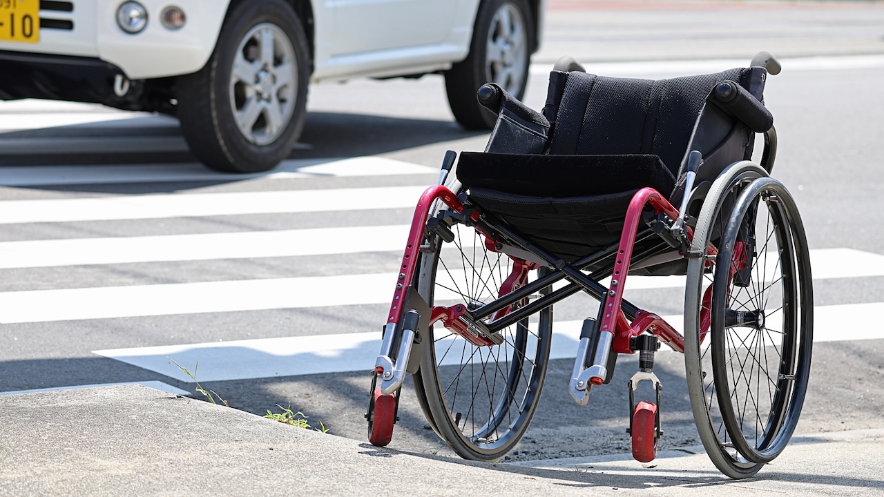 車椅子による移動はなぜ大変？/バリアフリーの課題と介護タクシーにできることを解説